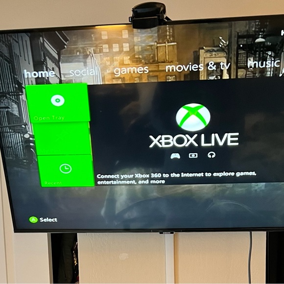 Xbox 360 with 2 controllers - Picture 4 of 5